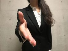 握手しようとする女性