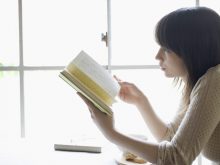 本を読む女性