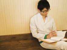 本を読む男性